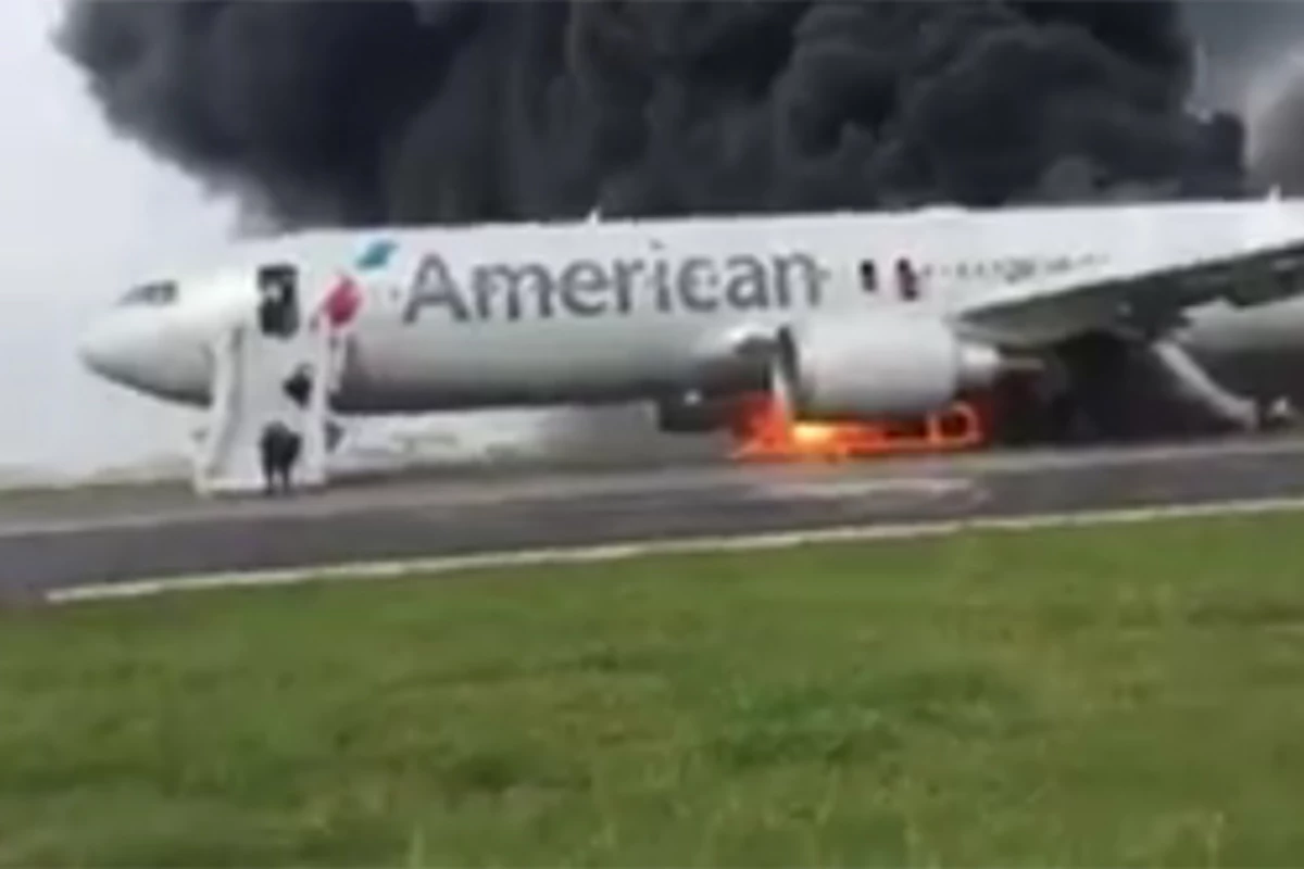 Passenger Films Evacuation From Burning Plane on O’Hare Runway