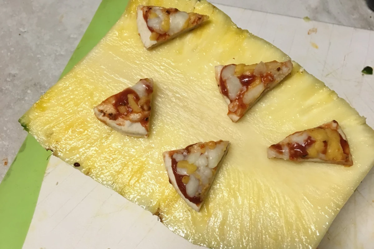 Пицца с ананасами прикол
