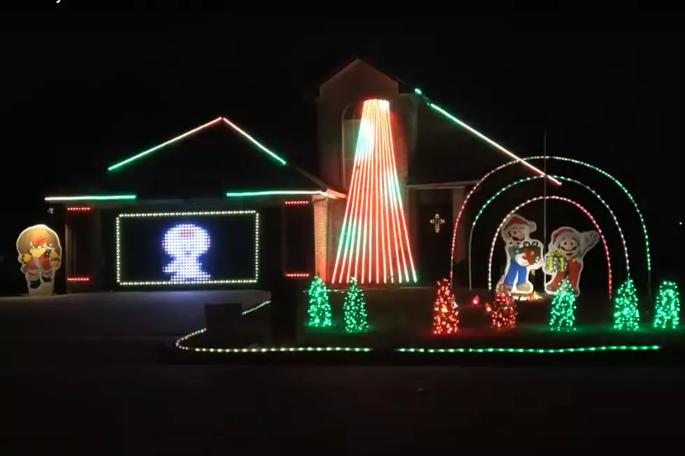 Holiday Light Show Mixes Christmas and Super Mario Bros.