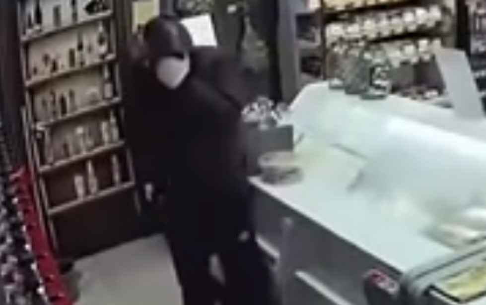 Thief With a Hammer Gets Pepper Sprayed, Attacked with a Chair