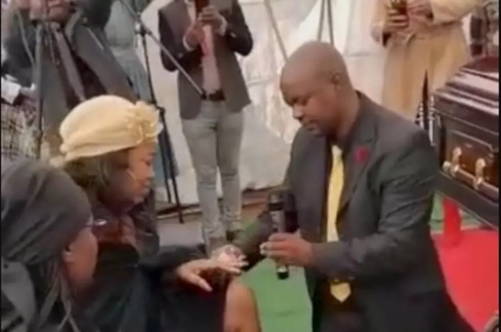 Man Proposes to Woman At Her Father&#8217;s Funeral