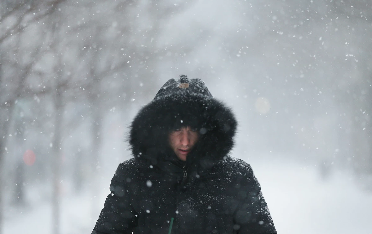 Снег 1 градусов. Парень в снегу. Человек в капюшоне в снегу. Один снег. Мужчина в снегопад.