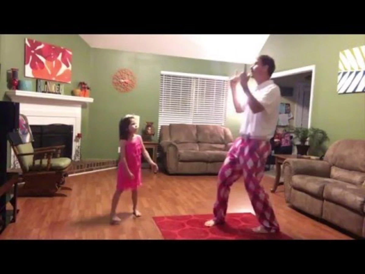 Daddy dance. Папа танцует с маленькой дочкой. Танец dad. Зажигательный танец мамы с дочкой. Зажигательный танец папы с дочкой.