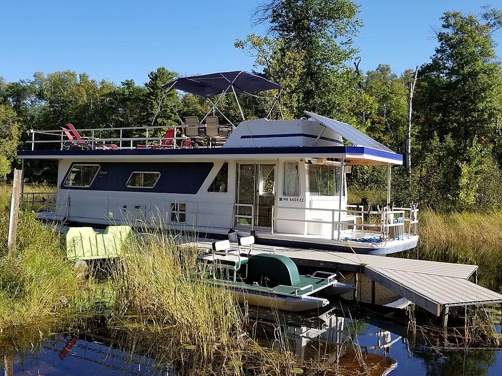 A Tranquil Vacation Awaits at this Minnesota Houseboat on the Mississippi River