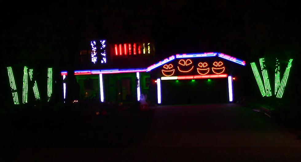 Minnesota Man&#8217;s Mesmerizing Holiday Home Decor Features 20K Lights