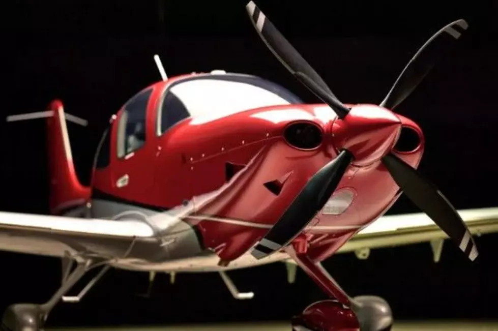 a red sr series g7+ aircraft