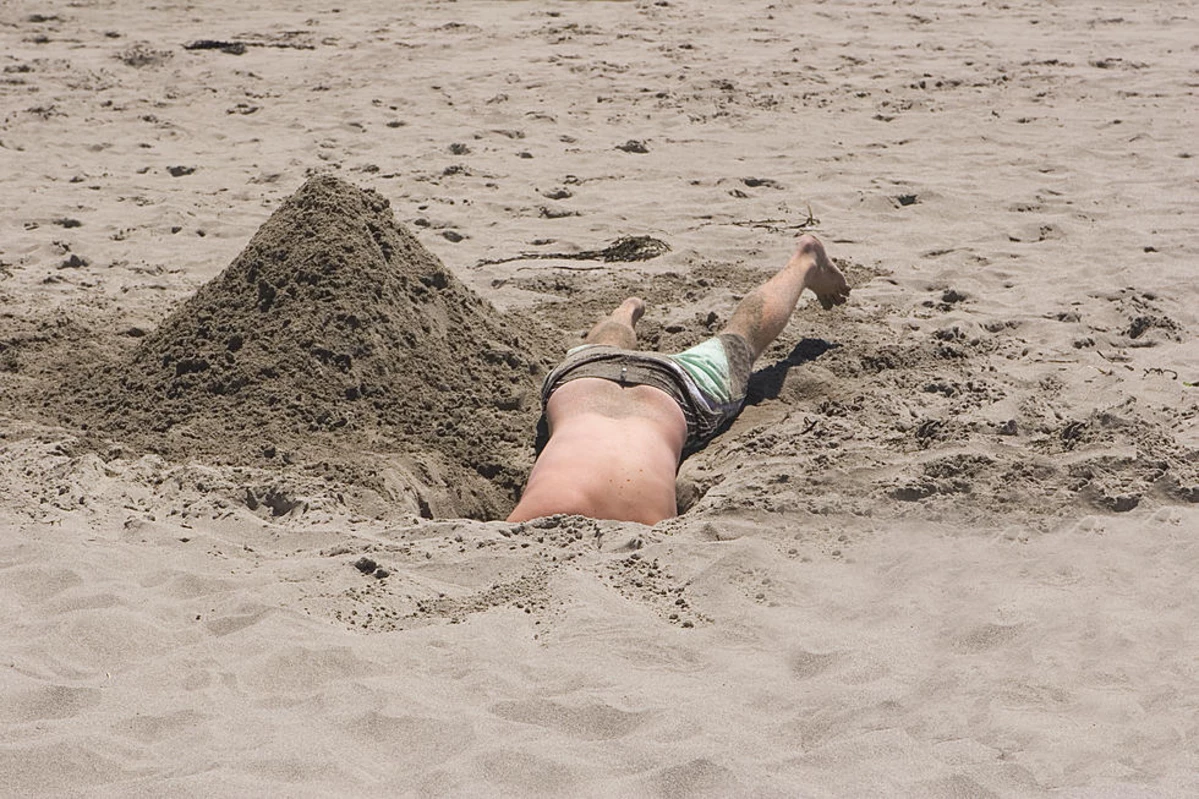 Дырки в песке на пляже