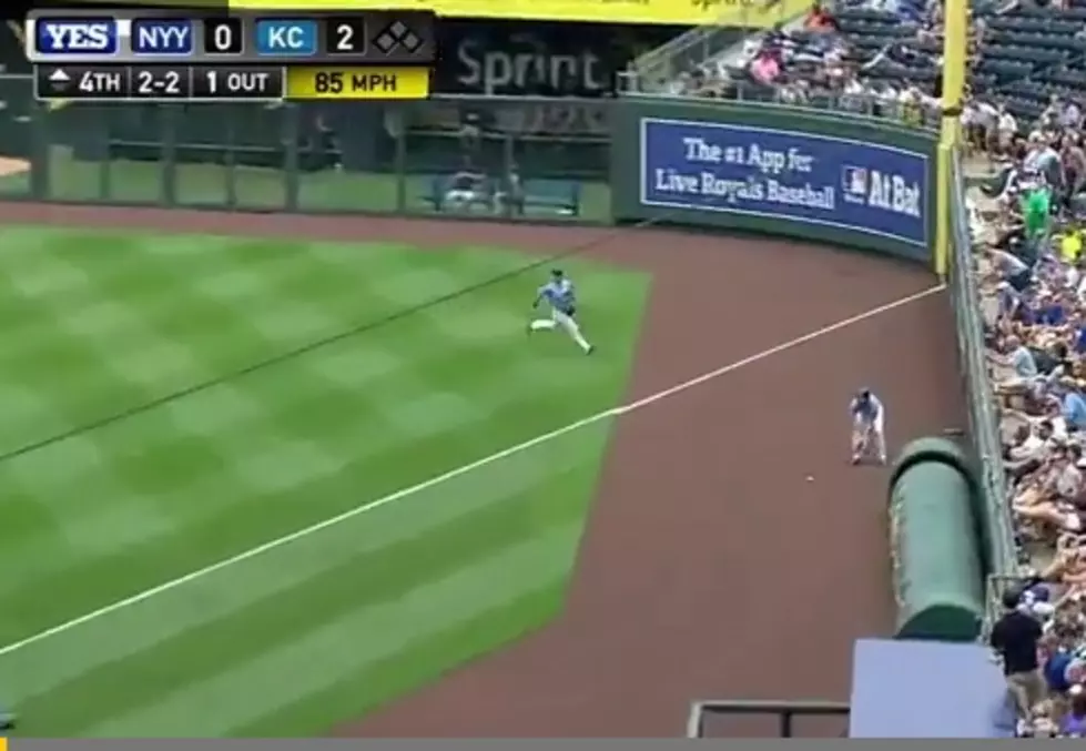 [VIDEO] Oops! MLB Ballboy Unknowingly Fields Fair Ball