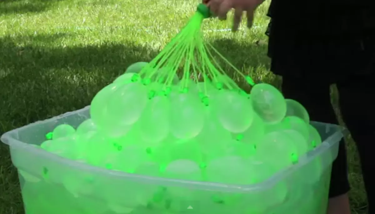 Как наполнить шарик водой. Водяные шарики. Капитошка водяная. Водяные бомбочки из шариков. Водные шарики с водой.