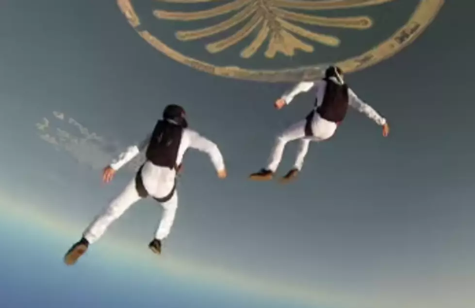 Awesome Synchronized Skydiving Video Over Dubai