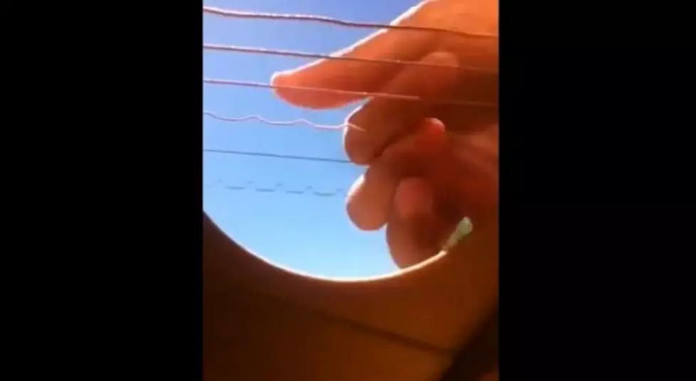 Man Puts His iPhone Inside A Guitar and Begins To Play &#8211; Stunning [VIDEO]