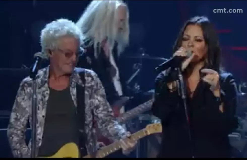 SNEEK PEEK: SARA EVANS with REO Speedwagon,   Ridin&#8217; the Storm Out (From CMT Crossroads)