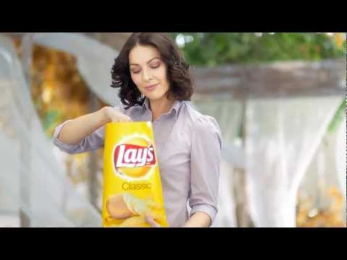 Лейс лето вокруг света. Реклама чипсов. Реклама чипсов Лейс. Креативная реклама чипсов. Девушка из рекламы чипсов.