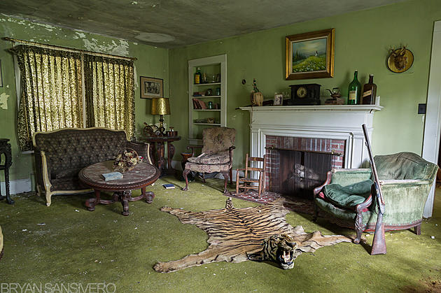 Photographer Captures Haunting Images Of Abandoned Home