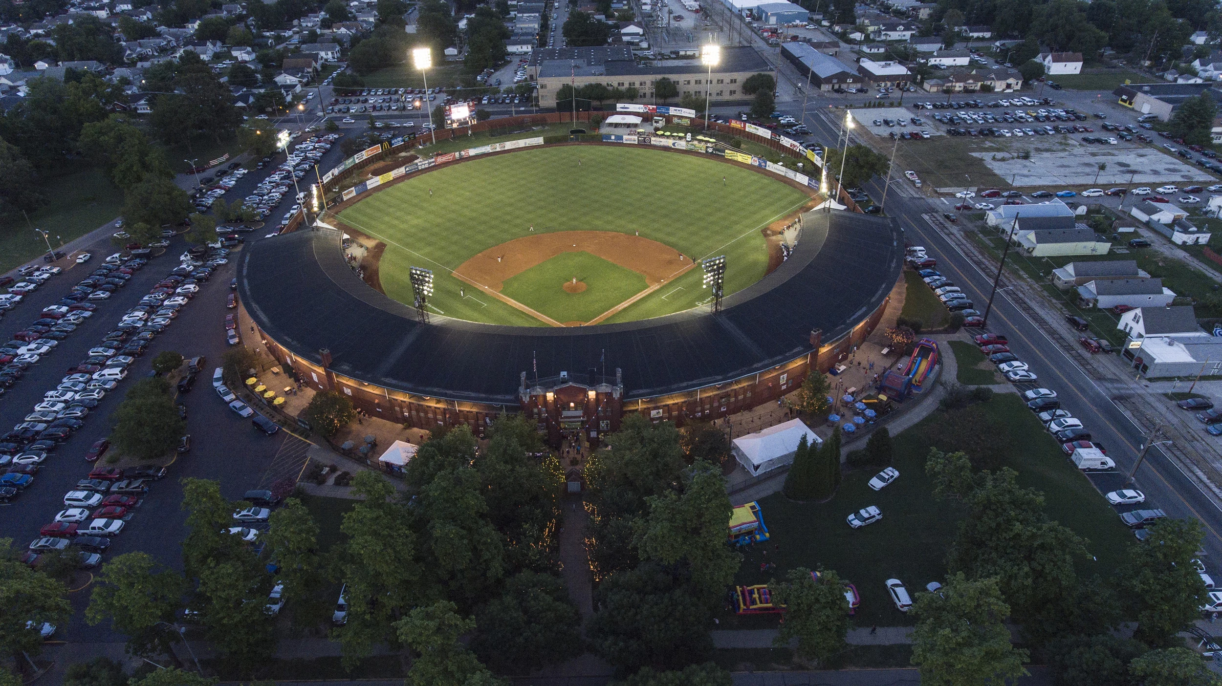 Who needs a full end zone at Wrigley Field, anyway? - Ballpark Digest