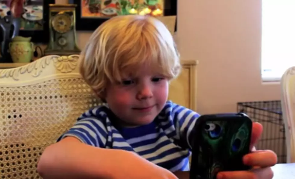 Five-Year-Old Tries to Converse With Siri For the First Time [VIDEO]