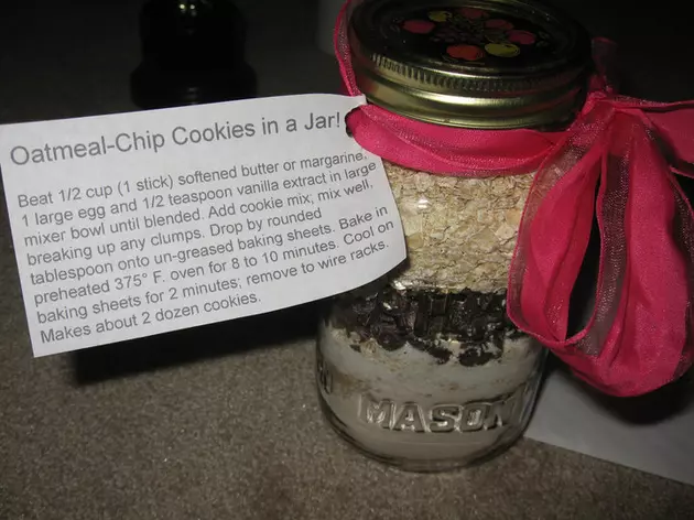 25 Days of Desserts: Oatmeal-Chip Cookies in a Jar [RECIPE]