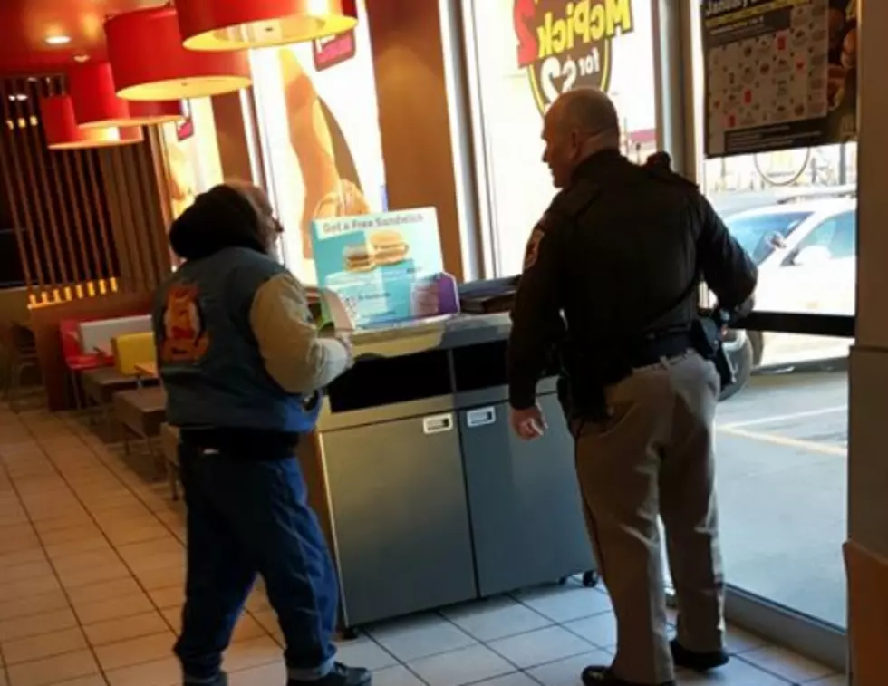 Illinois Sheriff&#8217;s Deputy Buying Homeless Man Lunch Goes Viral