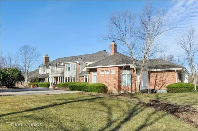 Brian Urlacher&#8217;s Illinois Home Is For Sale &#038; It&#8217;s &#8216;Bear-y&#8217; Expensive
