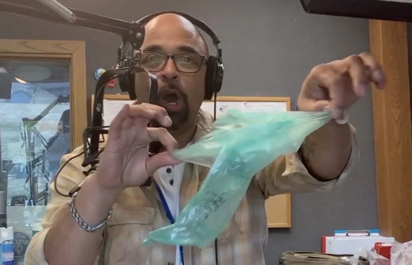 Steve Shannon Shows How To Open Produce Bag With No Finger Lick picture