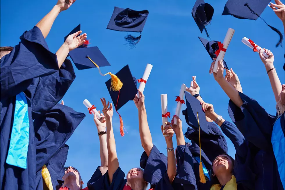 LOOK: Illinois Gives Graduates Brilliant Advice in Just 3 Words