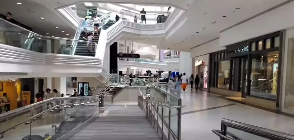Largest Shopping Mall in Chicago - Woodfield Mall - Schaumburg IL - Walking  Tour 