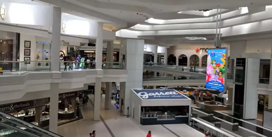 Schaumburg, Illinois, USA. 29th May, 2020. Woodfield Mall in Schaumburg,  Illinois reopens for indoor shopping for the first time since late March  when the state of Illinois imposed a stay at home order due to the novel  coronavirus (COVID-19). Phase 3 o