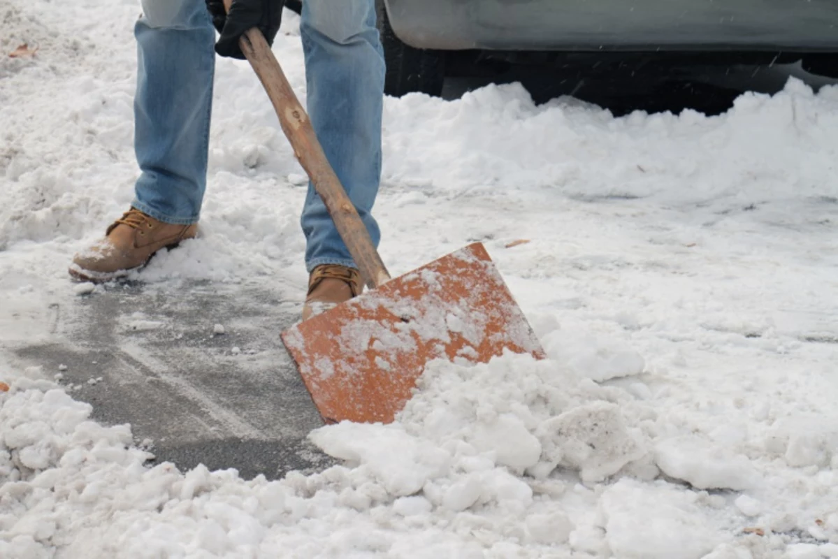 Снег сток. Ближайший снег. Таджик убирает снег. Мужчина и девочка убирают лопатами снег. Снег сдвинутый.