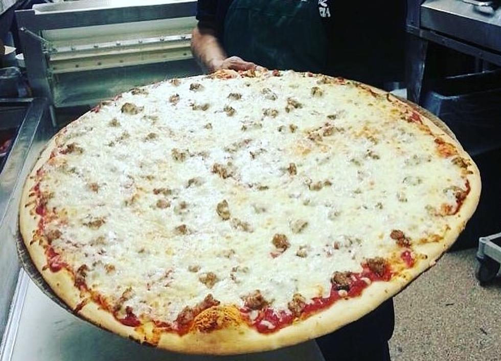 Illinois Pizza Place Features 10 Pound Pie The Size Of A Table