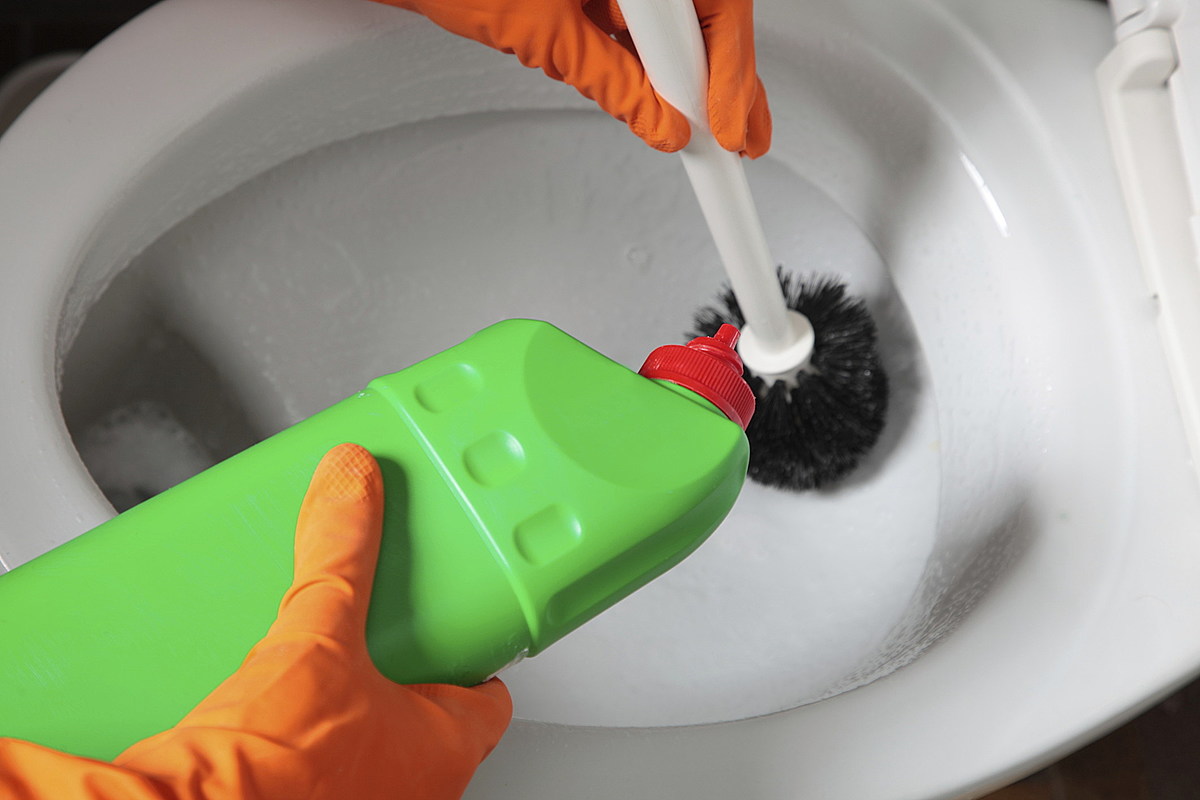 Очистить унитаз в домашних условиях эффективно. Мытье унитаза. Чистка унитаза. Щетка для мытья унитаза. Ершик для чистки под ободком унитаза.
