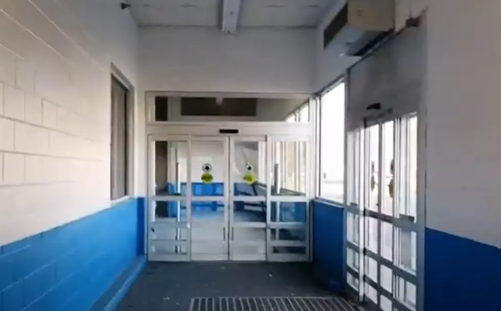 The Entry Way Leading To The Wonderful World Of Toys R Us