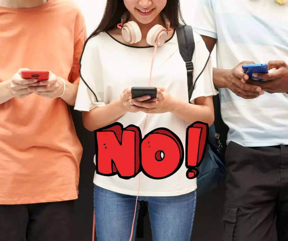 This Illinois School District Has New Student Cell Phone Policy