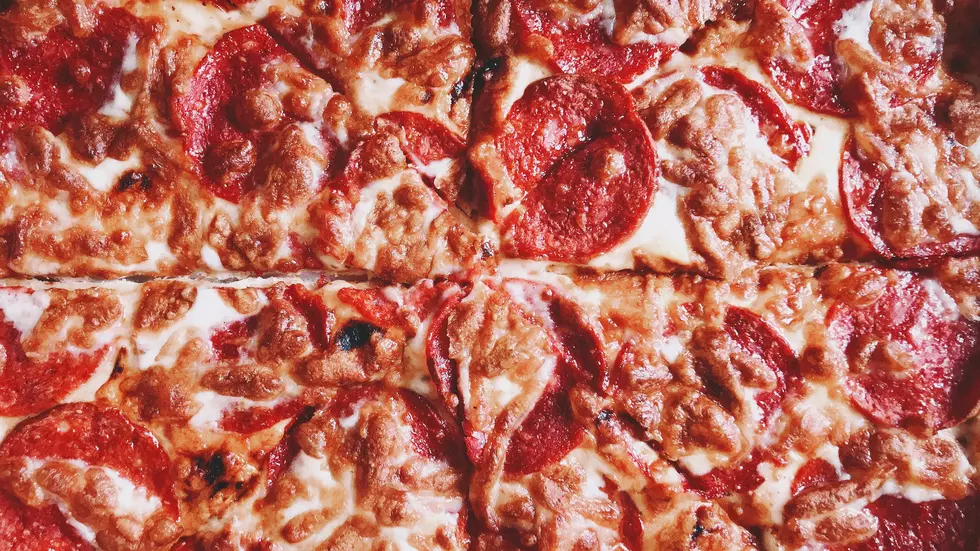 Illinois Restaurant Serves The World’s Largest Slice Of Pizza