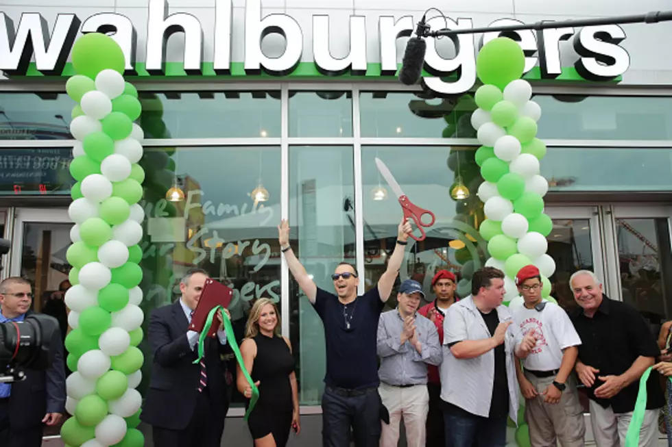 Mark Wahlberg Will Open His &#8216;Wahlburgers&#8217; Hamburger Joint In Northern Illinois