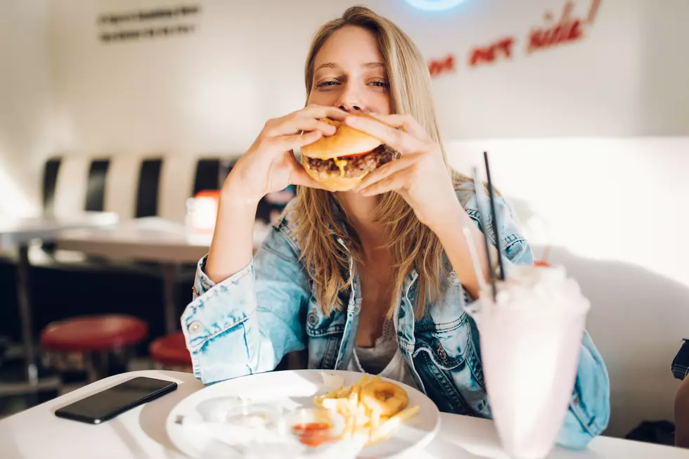 People Are Eating Burgers Differently And We’re Really Confused