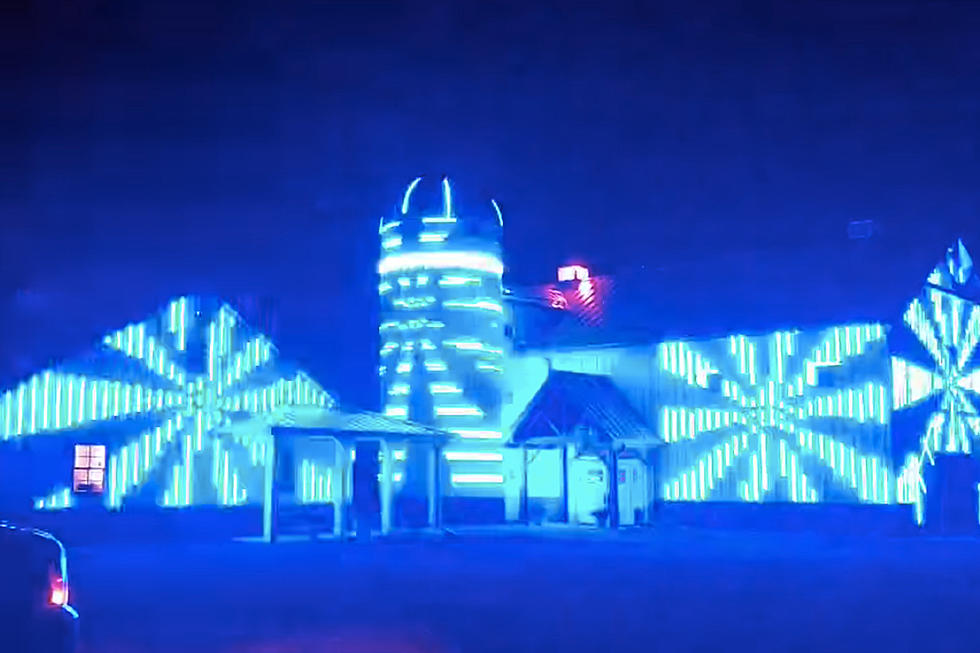 This Farm House Might Have Best Christmas Light Show in Illinois