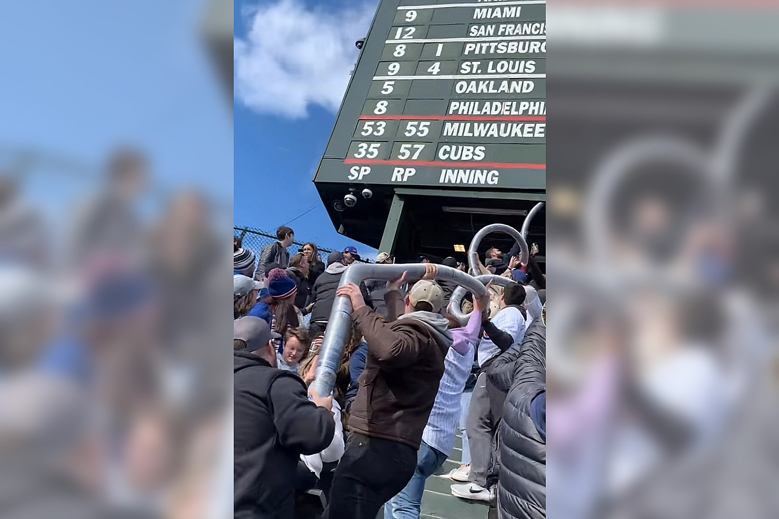 Cubs – Cardinals: Chicago fans put together amazing beer snake