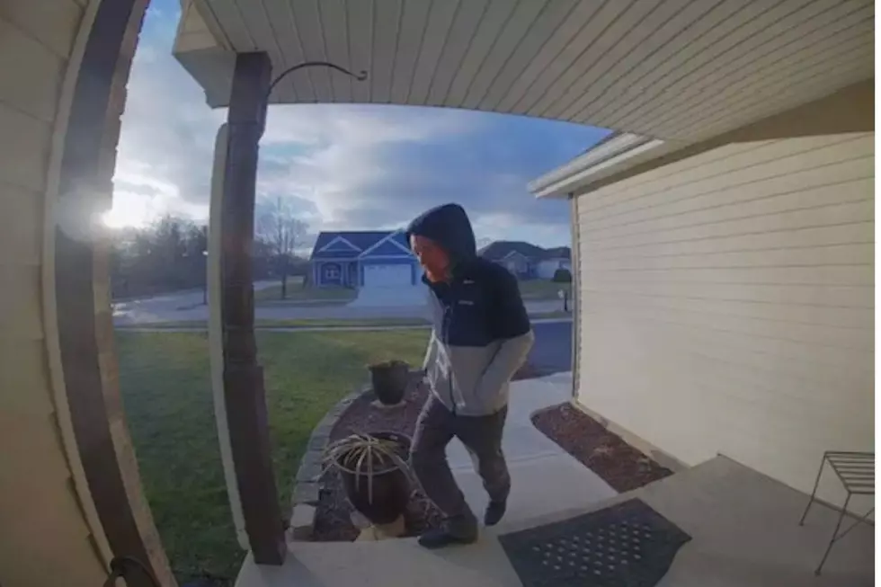 Illinois Residents, Beware of This Sketchy Man Going Door to Door Selling Solar Panels