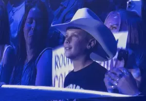 Garth Brooks Keeps Promise to Young Fan with Emotional Chicago Concert Moment