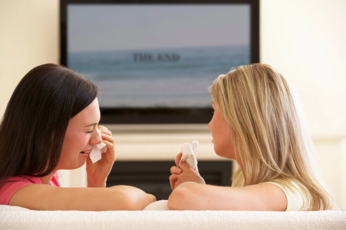 Видео наблюдающие женщины. Две плачущие женщины смотрят телевизор. Две женщины наблюдают за игрой ребенка картинка. Watching TV crying.