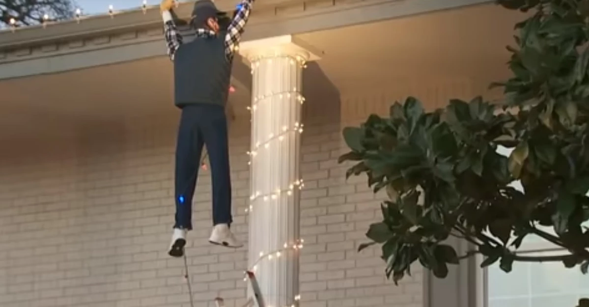 Passerby panics after seeing fake Clark Griswold hanging off roof in 'Christmas  Vacation'-inspired lights display - ABC News