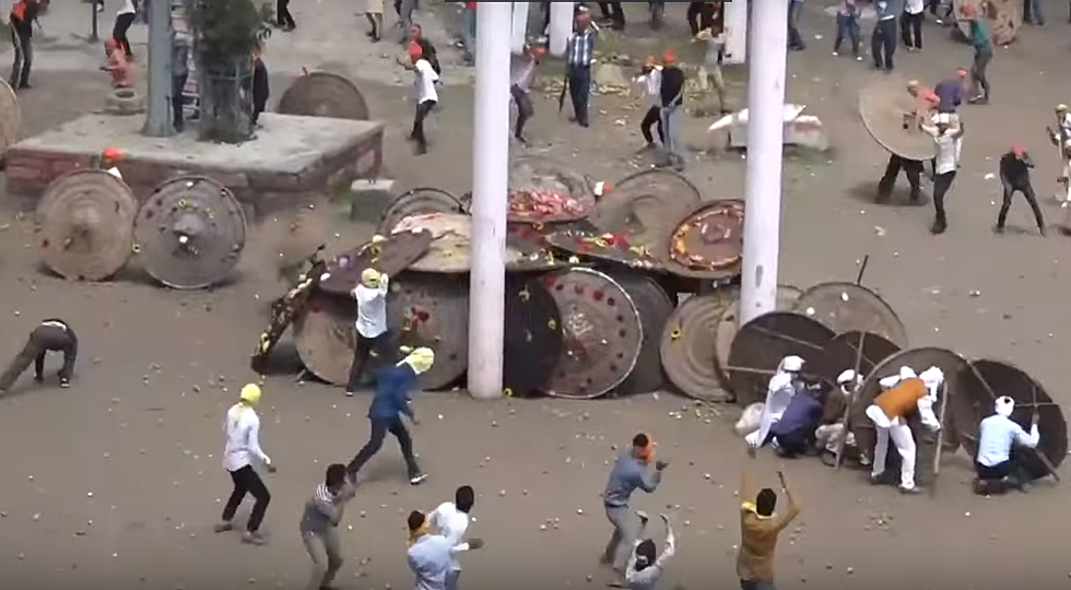 Annual ‘Stone-Throwing’ Festival in India [VIDEO]