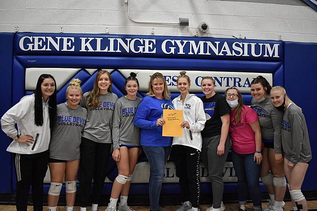 West Central H.S. Volleyball Raises $670 for MercyOne Women’s First Fund