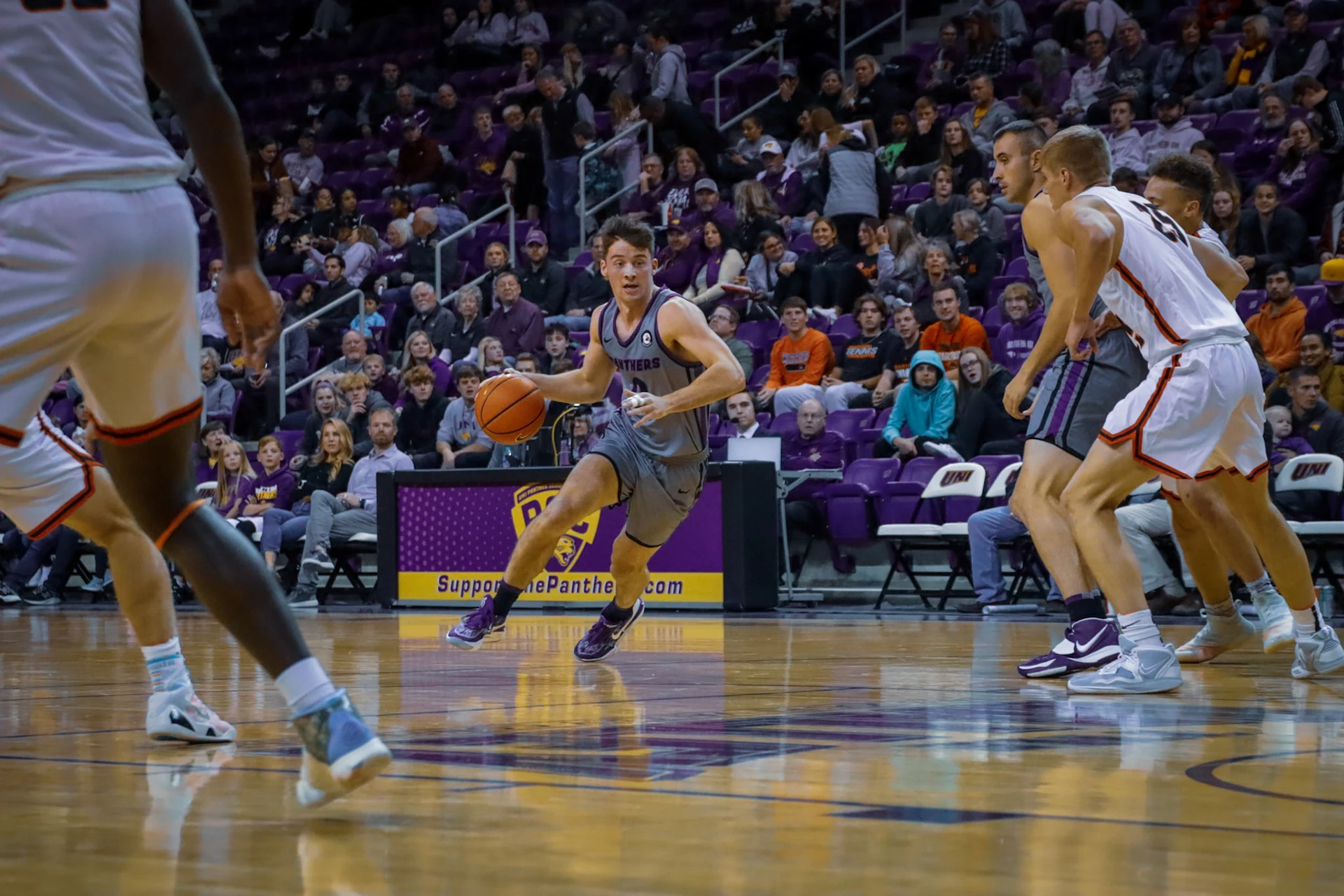 AJ Green adjusting to crutches, watching UNI men's basketball from the  sideline