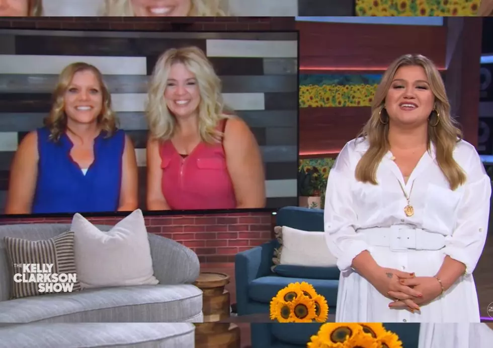Kelly Clarkson Brought to Tears By Iowa Moms [WATCH]