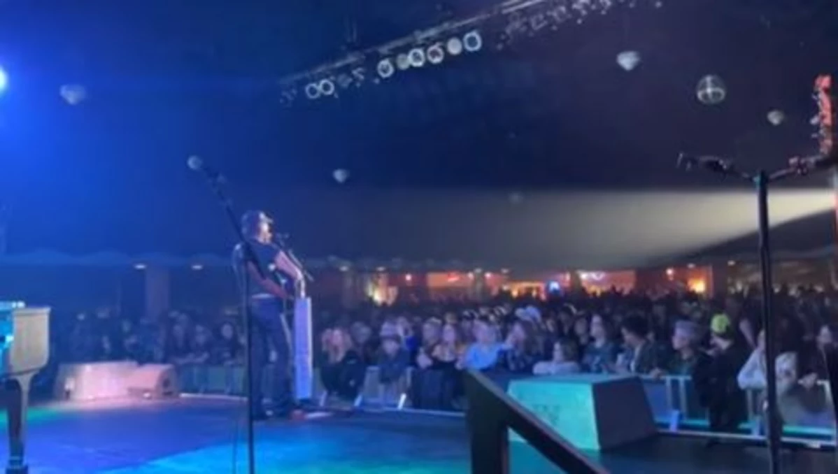 Country Star shares special moment at sold-out Iowa show