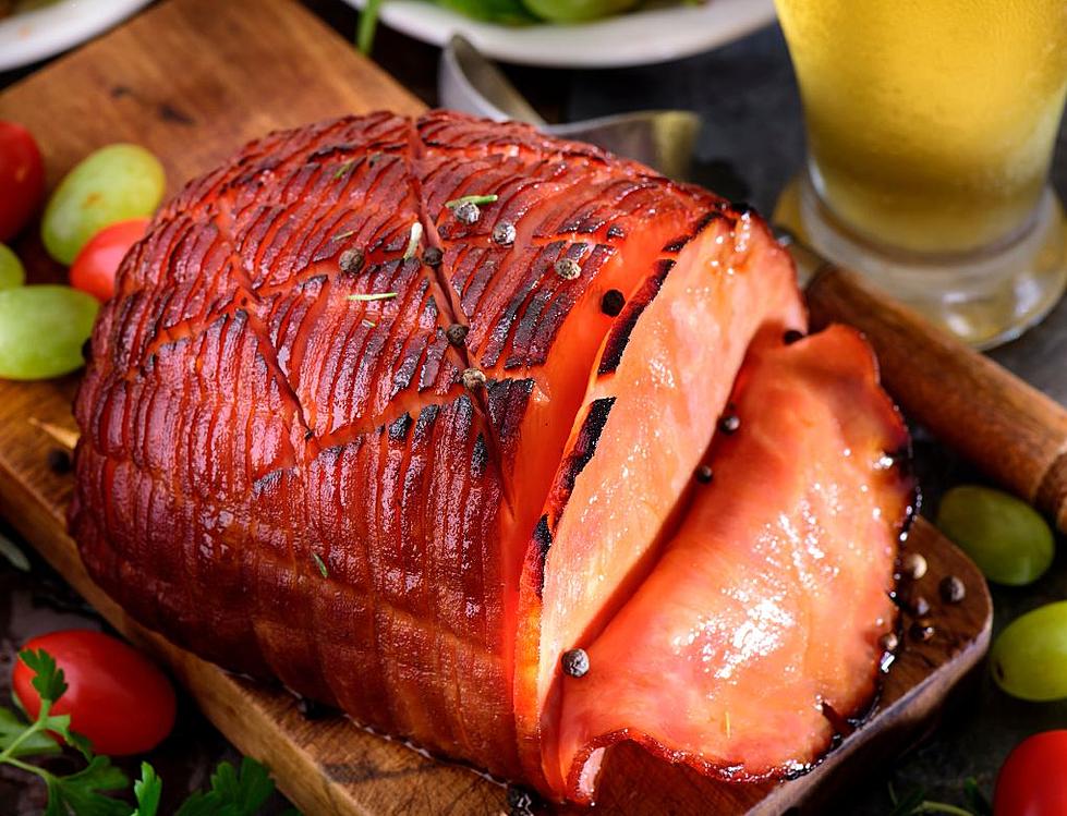 Iowa Grocery Store Giant Hands Out 5,000 Hams to Families in Need