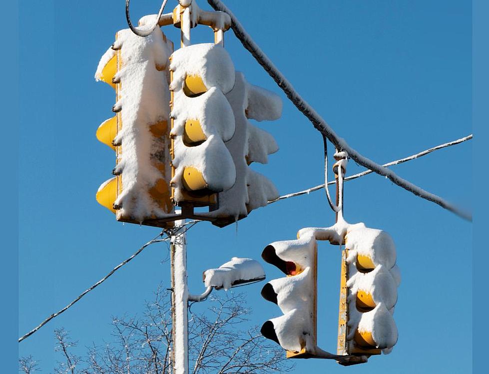 Iowans, How Should You Navigate a Snow-Covered Traffic Light?