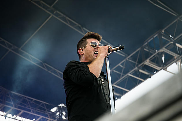 Robin Thicke Performance Pictures