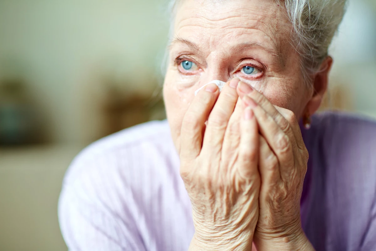 Взгляд старости. Бабушка плачет. Пожилая женщина плачет. Лицо пожилого человека. Бабушка в слезах.